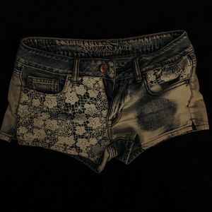 AE DENIM SHORTS W/ LACE DETAILING